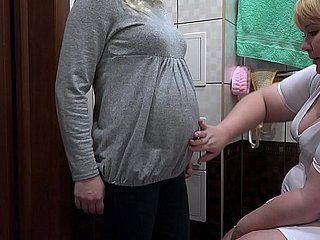 Eine Krankenschwester macht für eine schwangere MILF milchig Einlauf there haarige Muschi und massiert ihre Vagina. Verfahren unerwartet there Orgasmus enden. Fetisch Lesben.