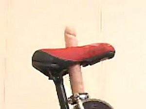 The man Horny Japanse Cosset orgasme bereikt Riding een Sybian Bicycle