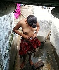 シャワーでインドの女性