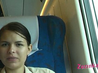 Disrespectful Hündin Zuzinka blinkt ihre Muschi im Zug rasiert