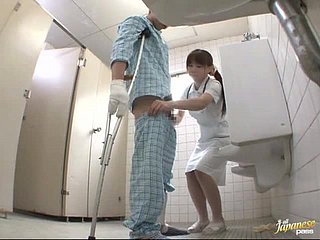 Piping hot infirmière japonaise donne une branlette au for fear that b if