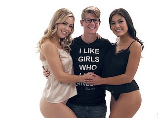 unite with Nerdy convidou Alina Lopez e sua amiga sexy para se divertir lésbica