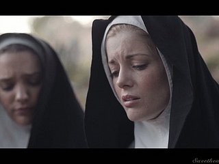 두 명의 죄 많은 수녀들이 처음으로 서로 걔 집애를 핥고있다.
