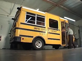 Écolière obtient baiser dans le bus de retour à la maison ---- ébène-belles seins-bj.fuck et facial
