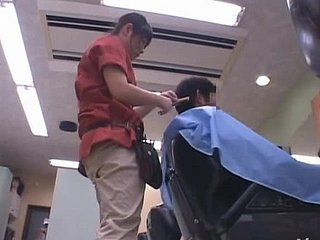 Le coiffeur excité Eimi Ishikura se fait vivement baisé scratch b ill derrière