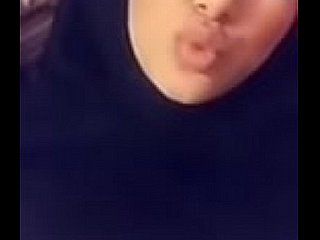 Cô gái Hijabi Hồi giáo với bộ ngực lớn chụp ảnh selfie sexy