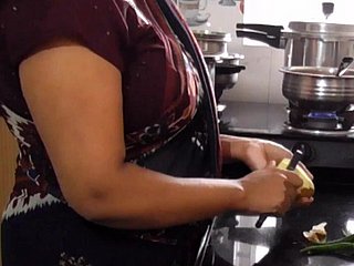 Stepmom payudara besar India yang cantik kacau di dapur oleh anak tiri