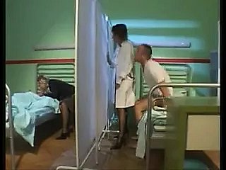 La enfermera comienza un sickbay caliente de 4 vías