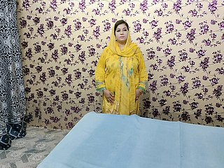 Orgasme gadis Muslim Pakistan yang paling cantik dengan timun