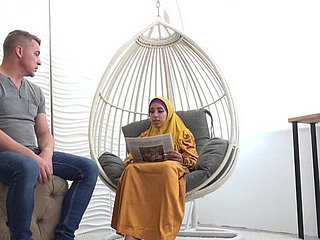 Esposa cansada em hijab obtém energia lecherous