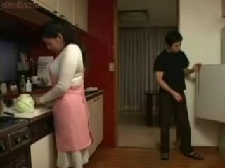 Titty giapponese e figlio in cucina Divertimento